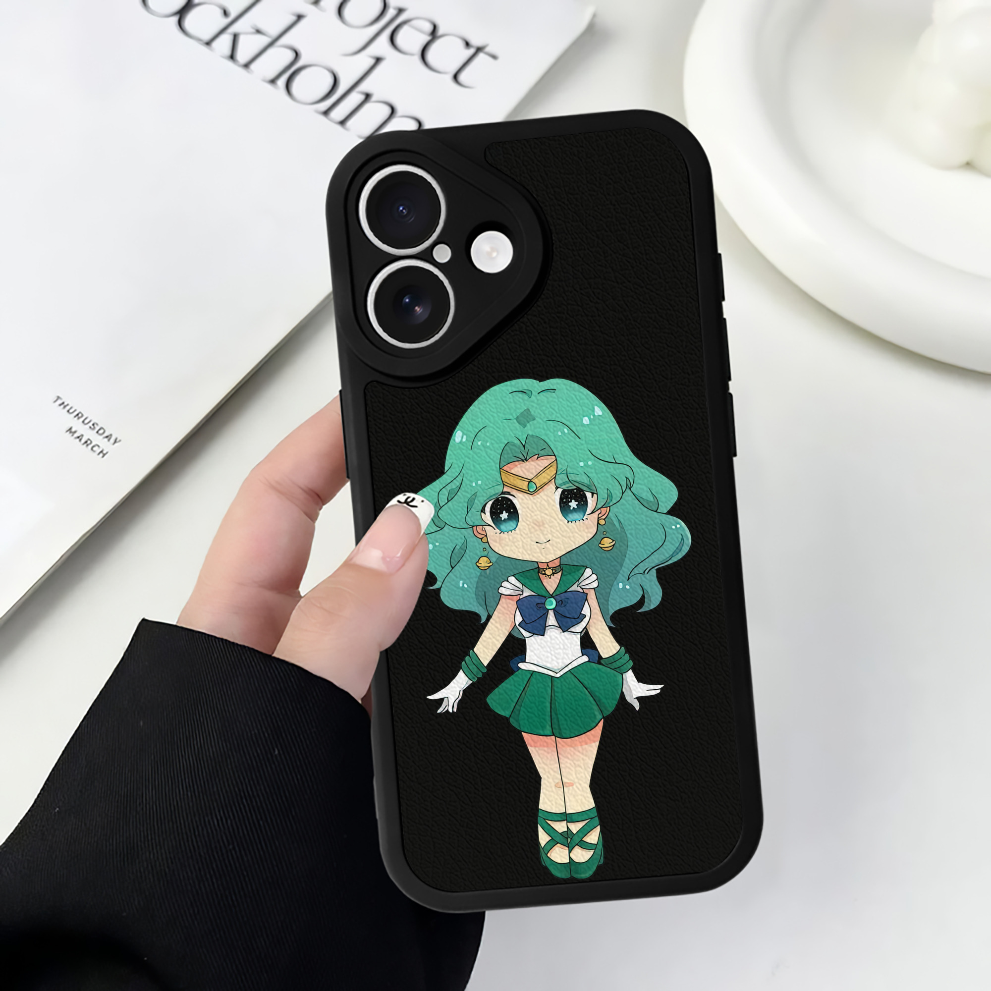（画像用） 美少女戦士セーラームーン 海王 みちる（かいおう みちる） Sailor Moon Kaiou Michiru 【iPhone 16シリーズ対応】シリコンスマホケース（レザー調） 材質：シリコン
